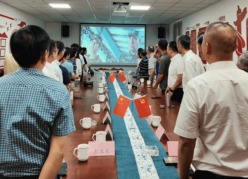 黨員起立，齊唱軍歌《咱當(dāng)兵的人》